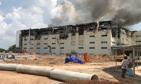 4.000m2 nhà xưởng sản xuất sofa bị thiêu rụi trong biển lửa